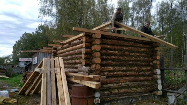 НАКРЫЛ КРЫШУ НОВОЙ БАНИ СТАРЫМ ШИФЕРОМ!!! смотреть онлайн