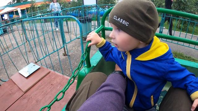 Лев первый раз ест сладкую вату и катается на солнышке! смотреть онлайн