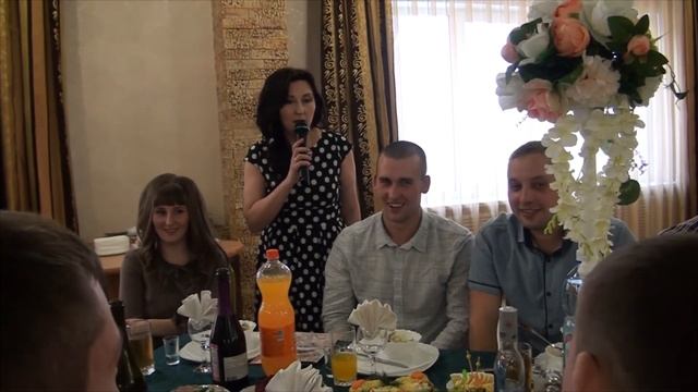 Тамада произносит тост за молодоженов!