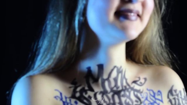 Каллиграфия на девушке. смотреть онлайн