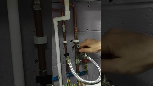 How to top up the pressure on a Ferroli boiler with external filling loop смотреть онлайн