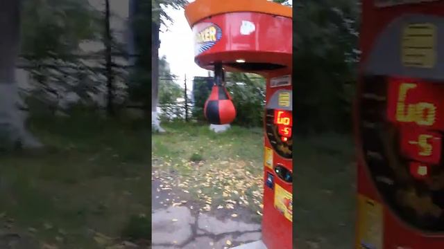 Проверка удара на развлекательном аппарате! Весёлая развлекуха! смотреть онлайн