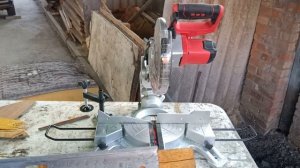 Торцовочная аккумуляторная пила  WORTEX CMS 1821 LM работает АКБ makita обзор торцовки пример работ