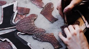 Изготовление кроссовок из кожи крокодила. Кроссовки из крокодила.