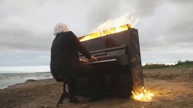 Музыкант сыграл мелодию на горящем пианино !Видео не для слабонервных! смотреть онлайн