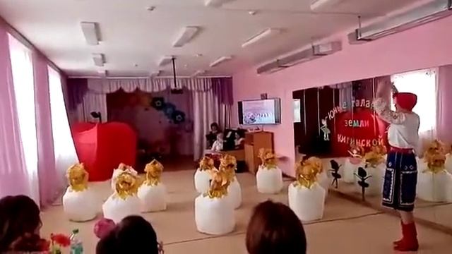 Кигинский район детский сад №5 "Шатлык" танец младшей группы "Цыплята" смотреть онлайн