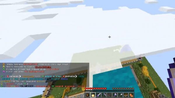 Девочка Карина играет в Майнкрафт вместе с Папой