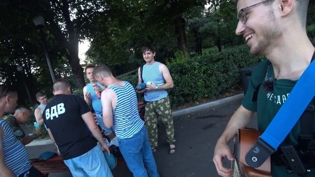 ГИТАРИСТ чуть не ОТХВАТИЛ на день ВДВ /ГИТАРА С НУЛЯ снял ПОДСТАНОВУ?