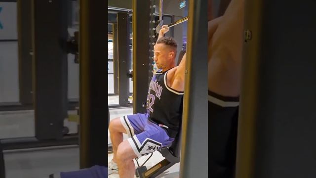 Жим сидя в Смите из-за головы. #плечи #sivkovteam смотреть онлайн