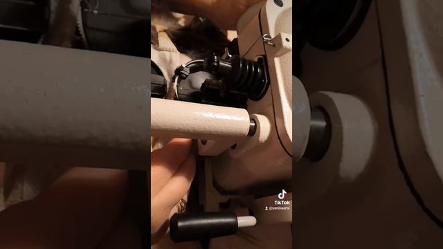 Фрагмент работы на скорняжной машинке. смотреть онлайн