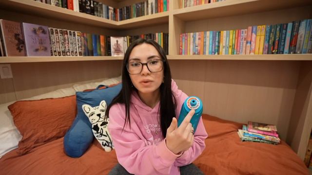 asking strangers their favorite book, then reading it смотреть онлайн