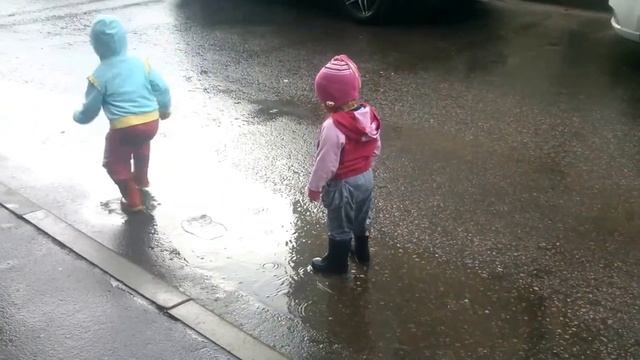 Санта прыгает по лужам | Санта веселится Santa Jumping Through Puddles | Santa Fun