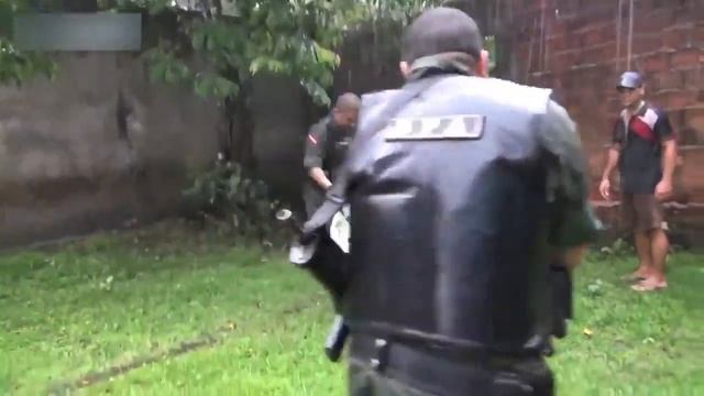 Отряд ОМОНА ловит огромную змею смотреть онлайн