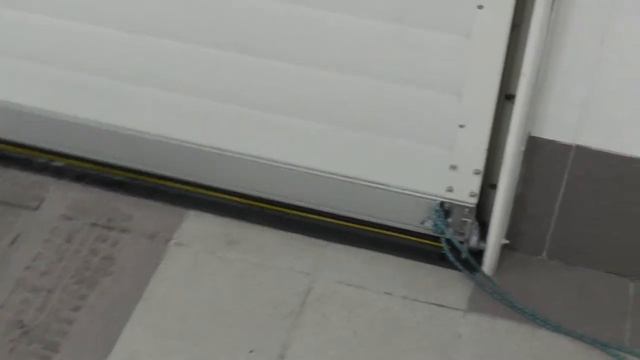 Уплотнитель на пол для секционных ворот .mp4 смотреть онлайн