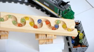 Погрузка шариков марблс в грузовой ЛЕГО поезд 60198, АСМР / ASMR