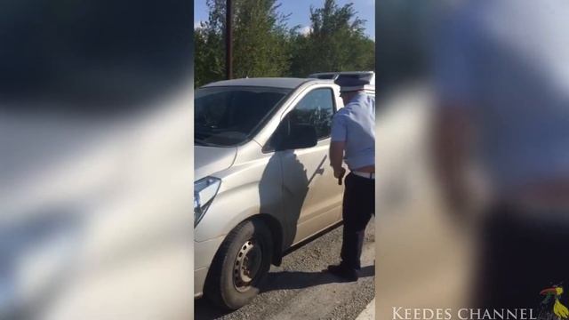 Гаишник пытается выковырять водителя из авто смотреть онлайн