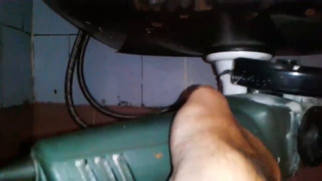 Как легко открутить ржавый болт на мойке от старого сифона раковина нержавейка