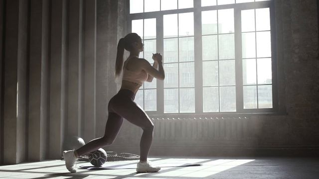 Тренируемся дома: выпады назад смотреть онлайн