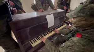 Солдаты играют на пианино