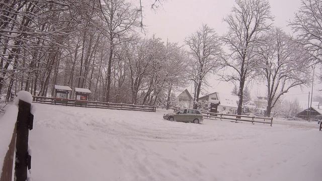 Nieudolne próby "driftowania" w głębokim śniegu na małym parkingu - Łada 1117 Kalina - Nokian WR D4 смотреть онлайн