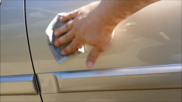 удаляем битум обезжиривателем