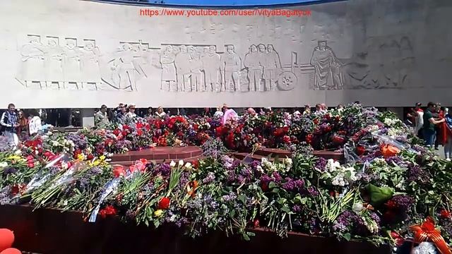 Вечный огонь завалили цветами 9 мая на "70 летие ПОБЕДЫ" смотреть онлайн
