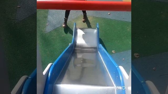 ВЛОГ Прогулка по площадке/ Чуть не упала с горки/ Лиза потеряла чехол смотреть онлайн