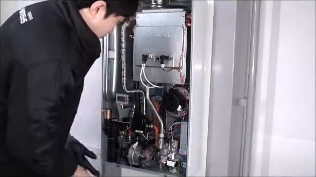 Ремонт газового котла Kiturami TWIN ALPHA замена датчика температуры смотреть онлайн