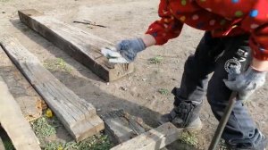 Выдернуть гвозди из старых досок!