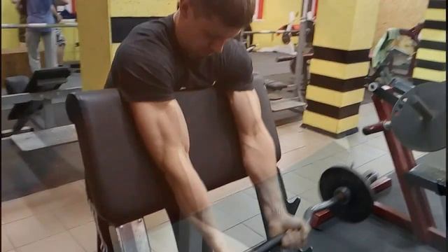 Качаем руки на скамье Скотта смотреть онлайн