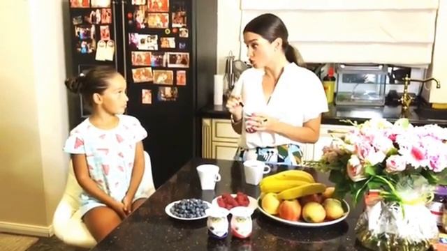 Бородина завтракает с Марусей любимыми йогуртами смотреть онлайн