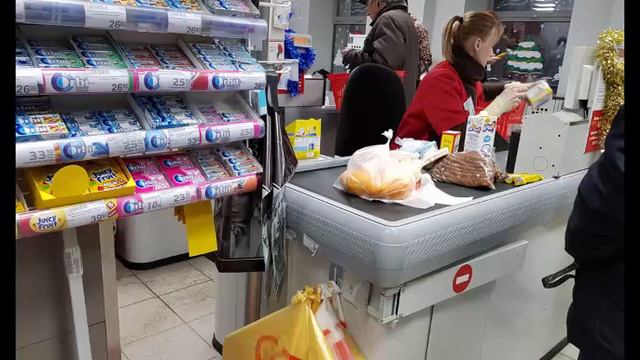 "Эффективные менеджеры" решили, что кассиры супермаркетах тоже должны продавать смотреть онлайн