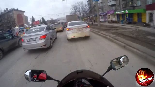 Honda CBR1000RR. Огромный плюс мотоцикла. На мотоцикле по пробкам. смотреть онлайн