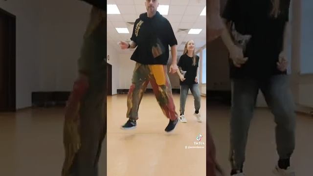 УЧИМ ЛЁГКУЮ КОМБИНАЦИЮ ШАФЛ ДЛЯ НОВИЧКОВ. ТИК ТОК ТАНЦЫ. смотреть онлайн