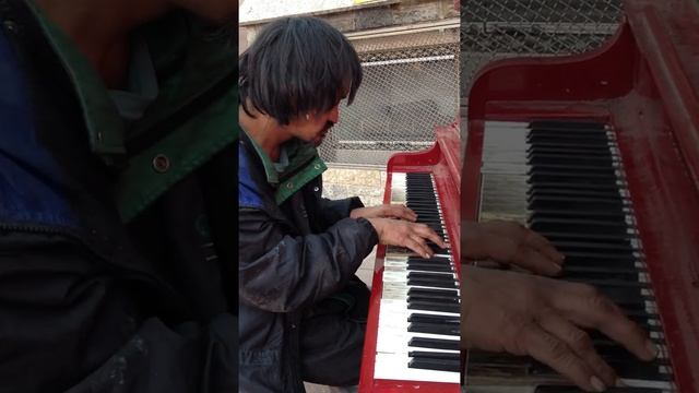 Man on the street plays beautifully смотреть онлайн