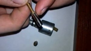 Электромагнитный клапан холостого хода и его части.