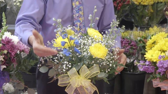 How to Make the Perfect Floral Vase Arrangement | ShopRite Grocery Stores смотреть онлайн