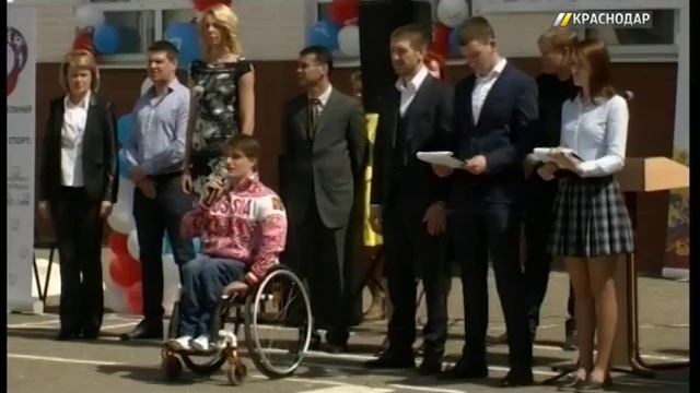 Дмитрий Пирог и спортсмены-олимпийцы вручили сертификаты на спортинвентарь в краснодарской школе смотреть онлайн