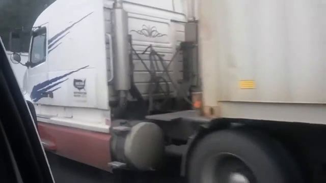 Freightliner FLD120 and Volvo VNL 610 hauling containers смотреть онлайн