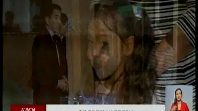 В Алматы около десятка семей получили новогодние подарки от нуротановцев смотреть онлайн