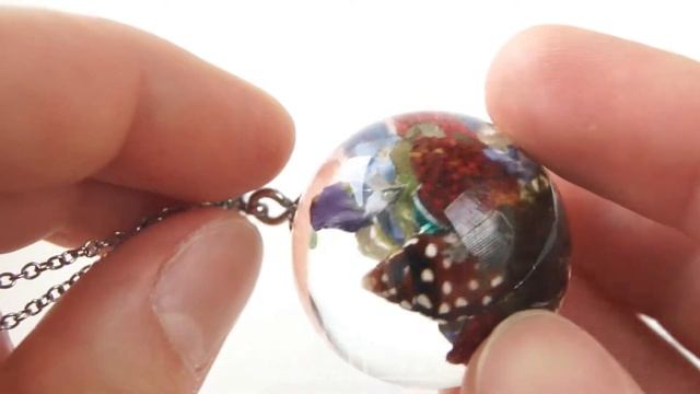 Кулон-шар 3 см с букетом с анютиными глазками в эпоксидной смоле. ECLIPTA jewelry смотреть онлайн
