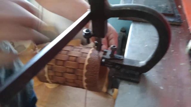 Пробивка отверстий в крае туеса для сшивания его узкой берестяной лентой. смотреть онлайн