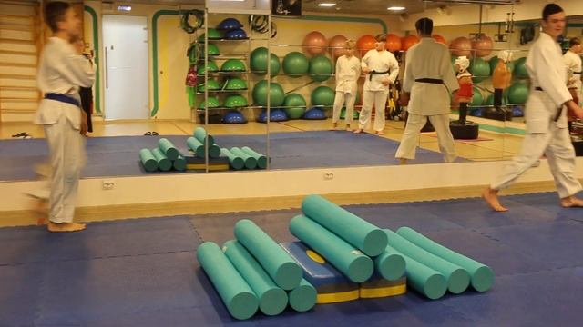 MVI 8811 Тренировка 8 октября 2021 г., кувырок вперед через препятствие.