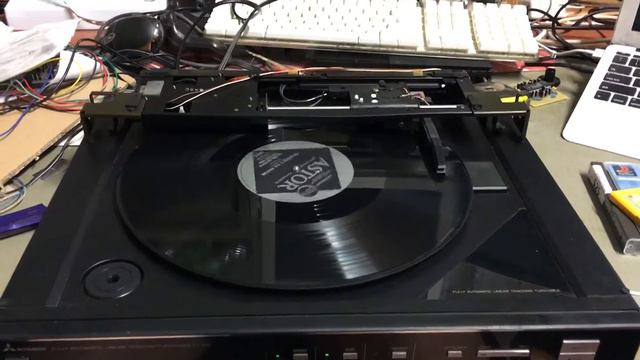 Mitsubishi LT-100 Linear Tracking Turntable - Topless смотреть онлайн