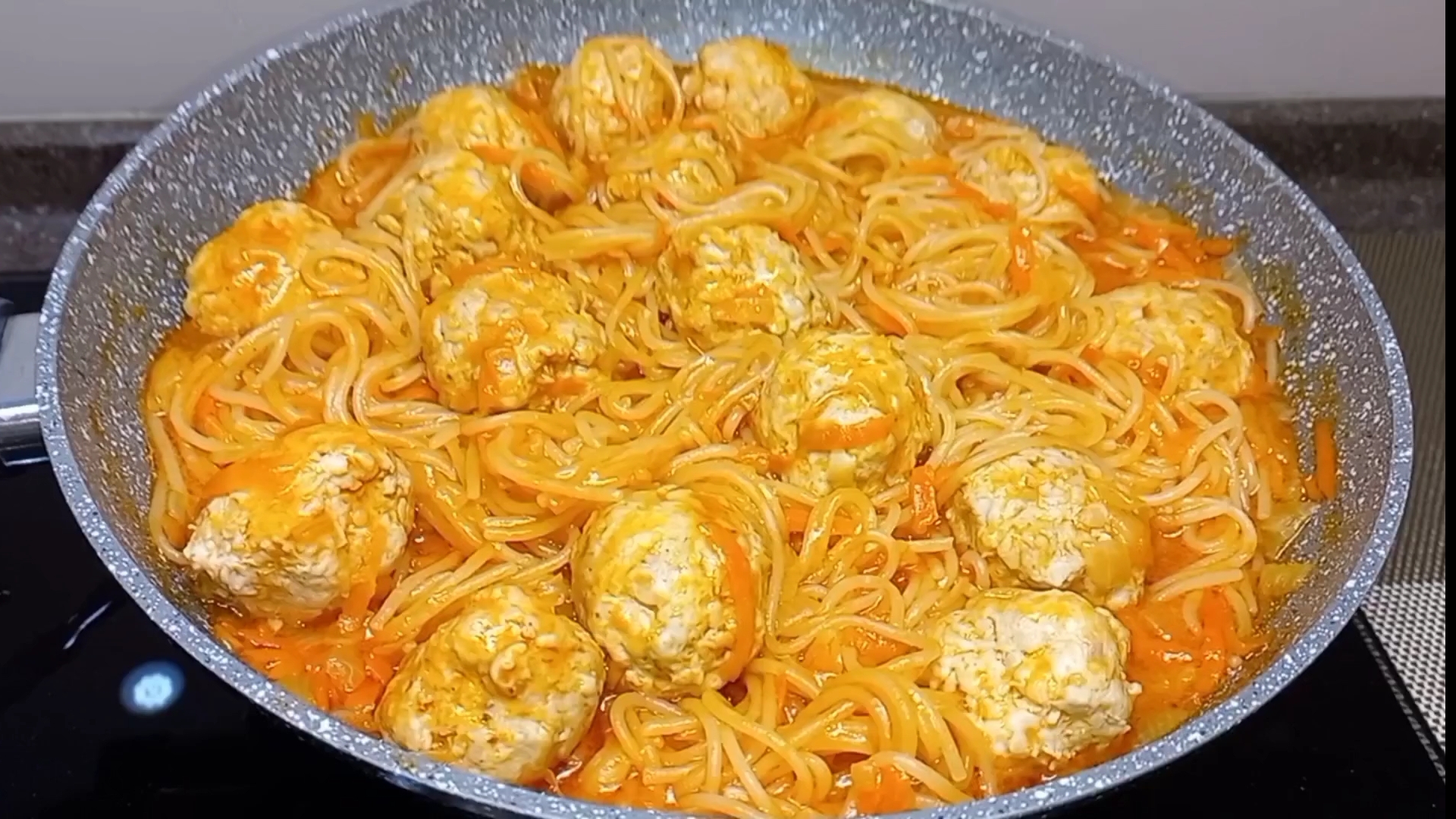 МАКАРОНЫ с ФРИКАДЕЛЬКАМИ Быстрый и Вкусный УЖИН Все в одной сковороде смотреть онлайн