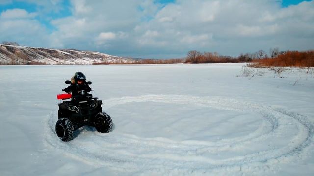 квадроциклы Linhai м200 и подростковый 125 кубов, разница на снегу. смотреть онлайн