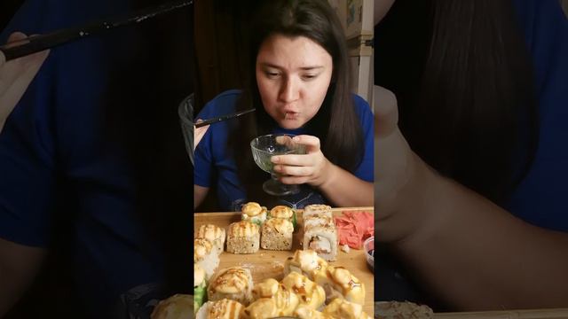 #roll #sushi #chukalamuggulu Мукбанг Роллы смотреть онлайн