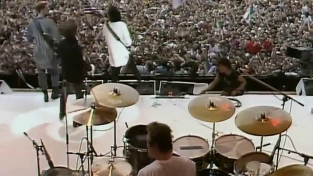 U2 - Sunday Bloody Sunday (Live Aid 1985) смотреть онлайн