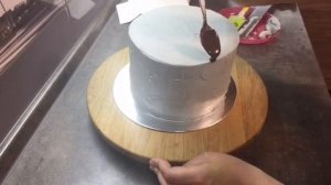 Стильный торт с золотым шоколадным декором