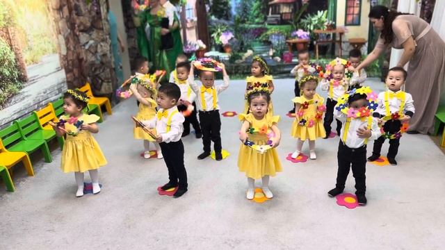 Танец для мам от деток ясельной группы смотреть онлайн